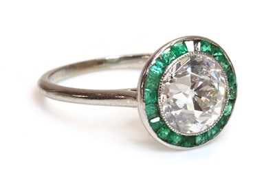 Lot 191 - An Art Deco diamond and emerald target ring