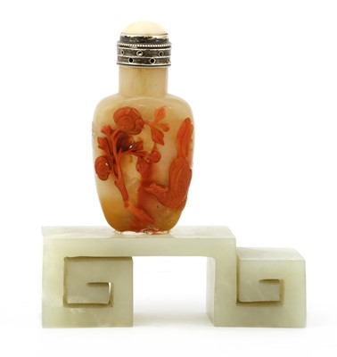 Lot 181 - A Chinese agate snuff bottle