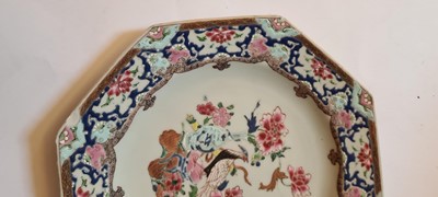 Lot 178 - A pair of Chinese export porcelain octagonal plates