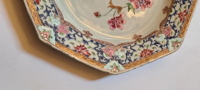 Lot 178 - A pair of Chinese export porcelain octagonal plates