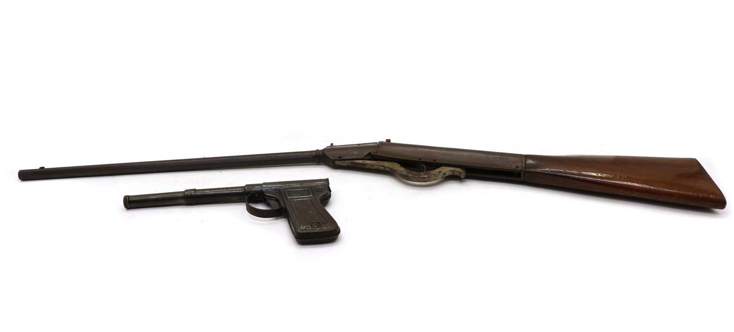 Lot 32 - A vintage 'Garanla' tin plate air pistol
