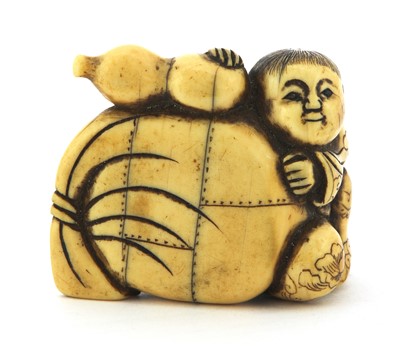 Lot 424 - A Japanese ivory netsuke