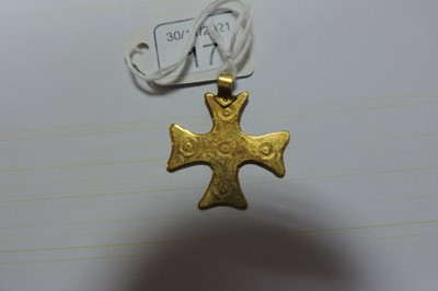 Lot 17 - A Byzantine high carat gold cross pendant