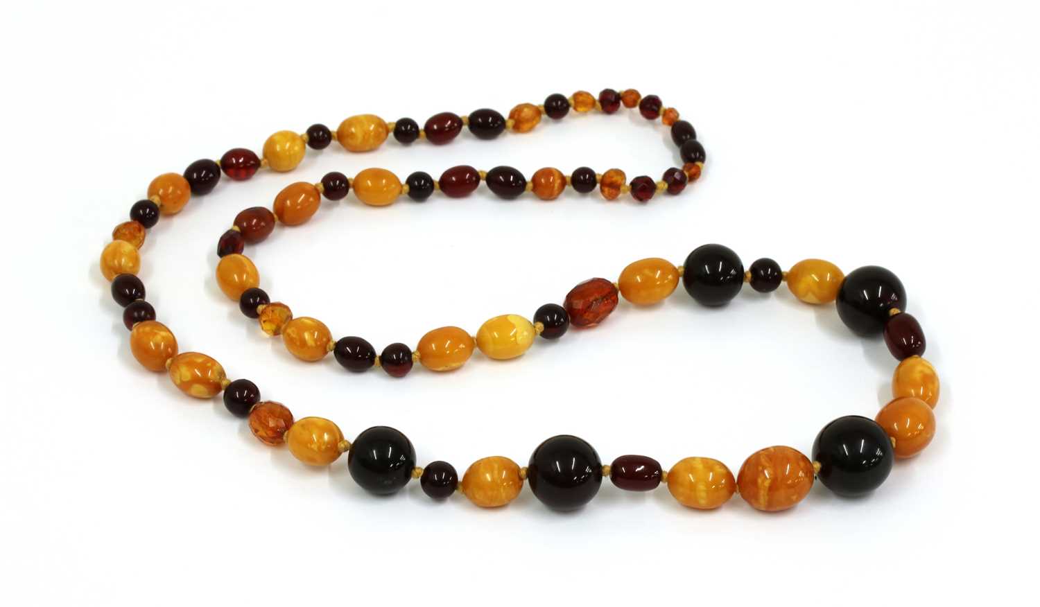 Lot 66 - A single row graduated amber and Bakelite bead necklace