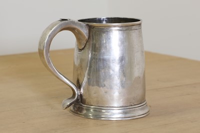 Lot 647 - A Queen Anne silver tankard