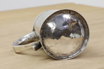 Lot 647 - A Queen Anne silver tankard