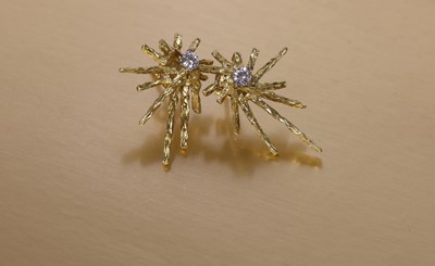 Lot 290 - A pair of 18ct gold single stone diamond starburst earrings