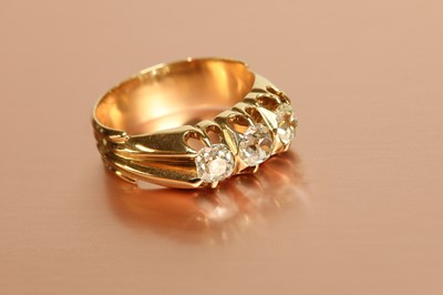 Lot 106 - An Edwardian rose gold three stone diamond ring, c.1905