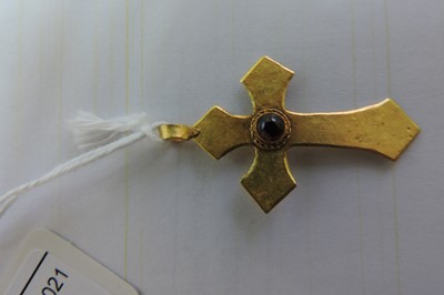Lot 18 - A Byzantine high carat gold garnet cross pendant