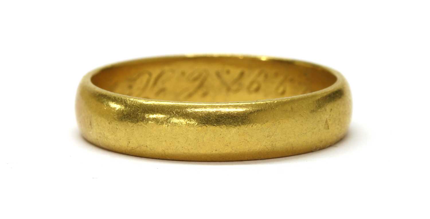 Lot 115 - A gold wedding ring