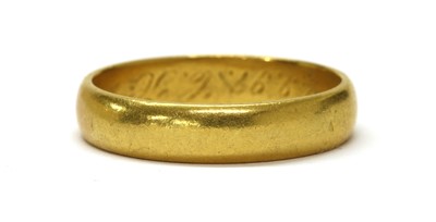 Lot 115 - A gold wedding ring