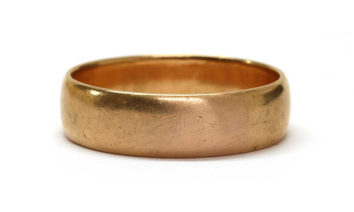 Lot 142 - A gold wedding ring