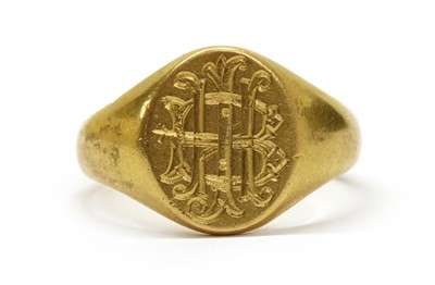 Lot 431 - A gold signet ring