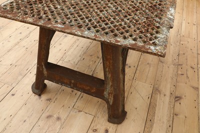 Lot 804 - A cast iron milling table