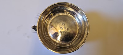 Lot 59 - A Georgian silver baluster mug