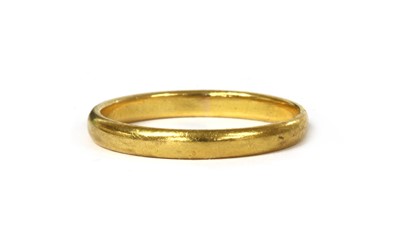 Lot 1407 - A 22ct gold 'D' section wedding ring