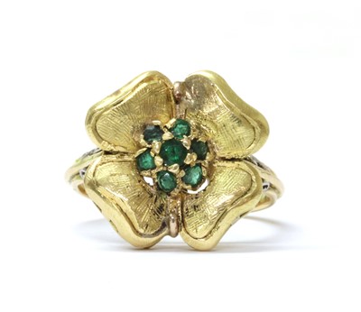 Lot 1201 - A gold emerald cluster ring
