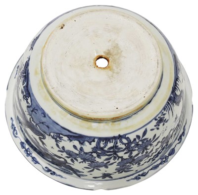 Lot 133 - A Chinese blue and white planter