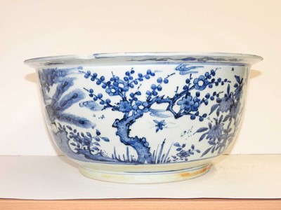 Lot 133 - A Chinese blue and white planter