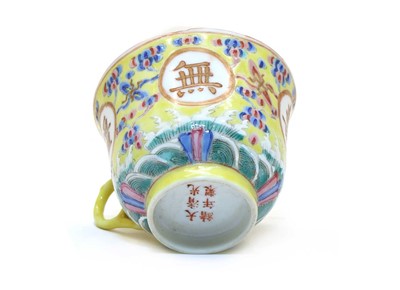 Lot 88 - A Chinese famille rose cup