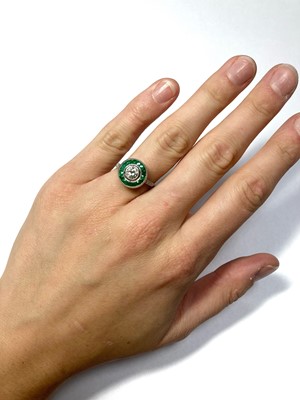 Lot 1185 - A platinum diamond and emerald target cluster ring