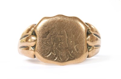 Lot 1284 - A 9ct gold shield shaped signet ring