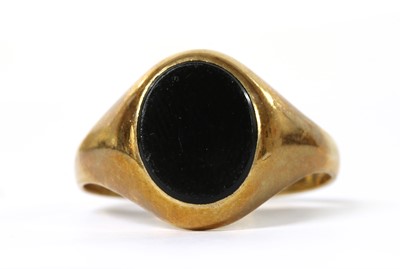 Lot 1290 - A 9ct gold onyx signet ring.