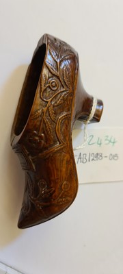 Lot 58 - An 18th century treen snuff shoe
