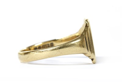 Lot 1282 - A 9ct gold signet ring