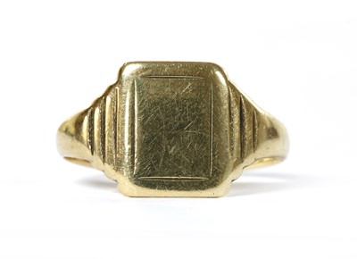 Lot 1282 - A 9ct gold signet ring