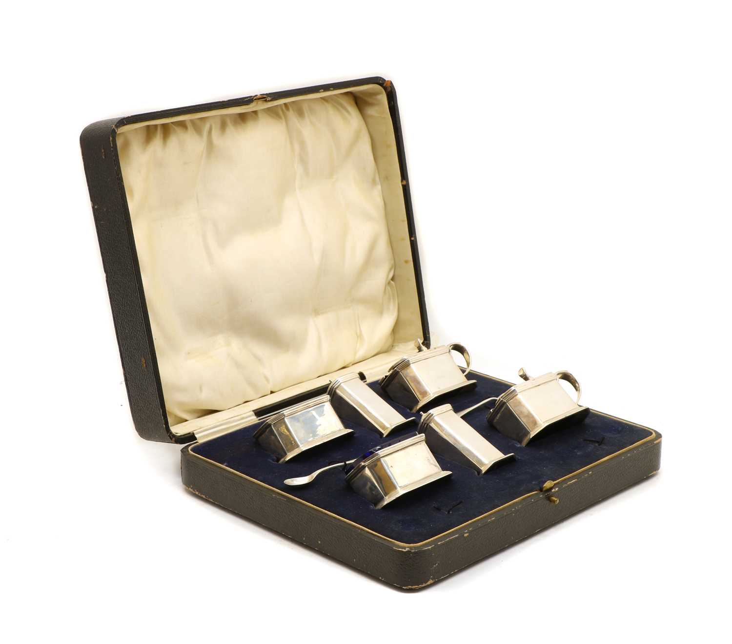 Lot 14 - A cased Art Deco silver six piece cruet set