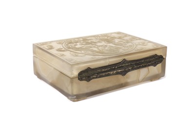 Lot 204 - A Chinese agate box