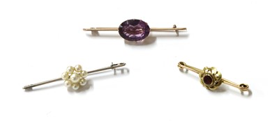 Lot 354 - A gold single stone amethyst bar brooch