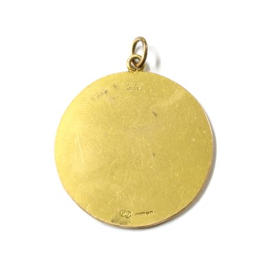 Lot 1333 - A 9ct gold zodiac Aquarius medallion, by Paul Vincze