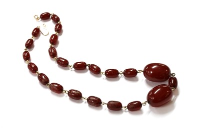 Lot 130 - A single row Bakelite bead necklace