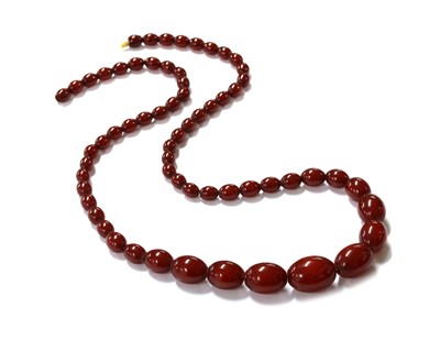 Lot 129 - A single row graduated Bakelite bead necklace