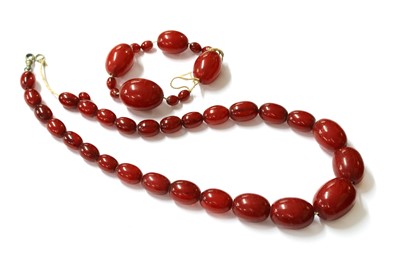 Lot 132 - A single row graduated Bakelite bead necklace