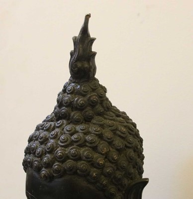 Lot 177 - A bronze sculpture of a Buddha