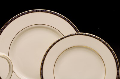 Lot 339 - A Minton St James pattern porcelain dinner and tea service