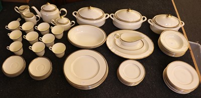 Lot 339 - A Minton St James pattern porcelain dinner and tea service