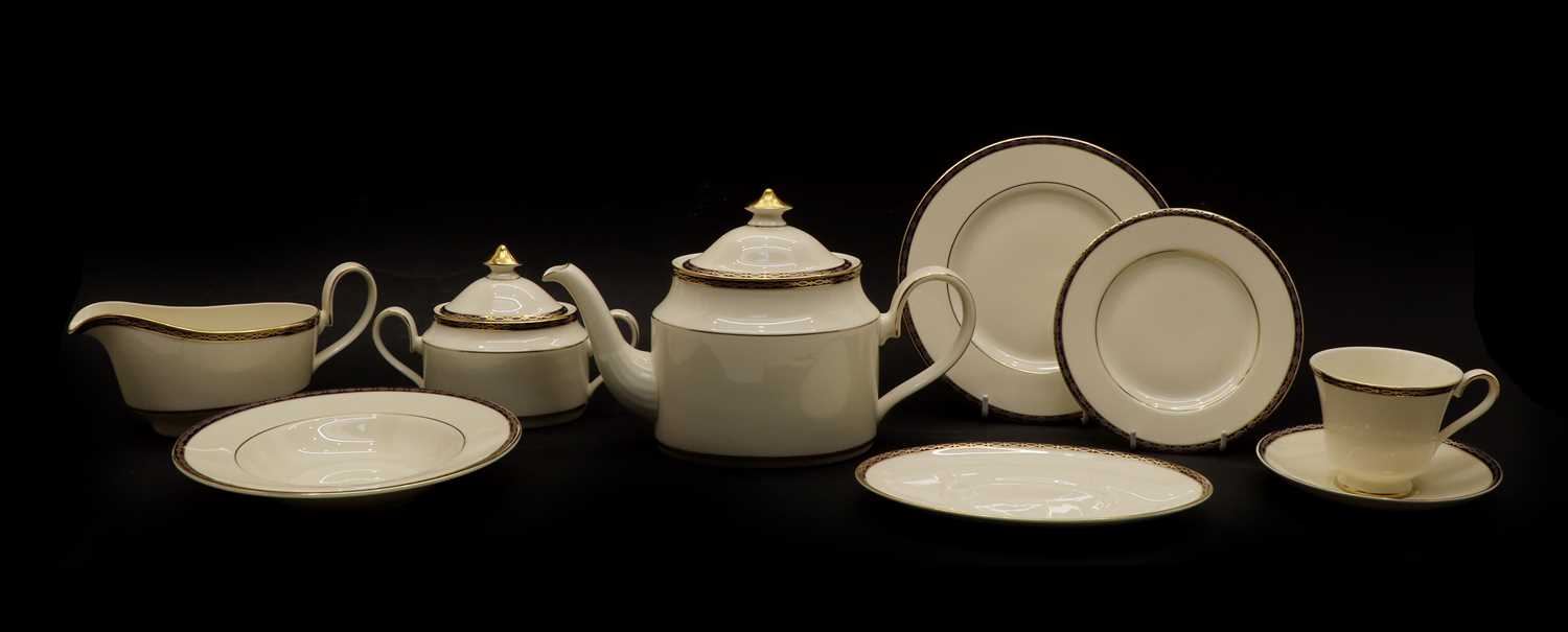 Lot 339 - A Minton St James pattern porcelain dinner and tea service