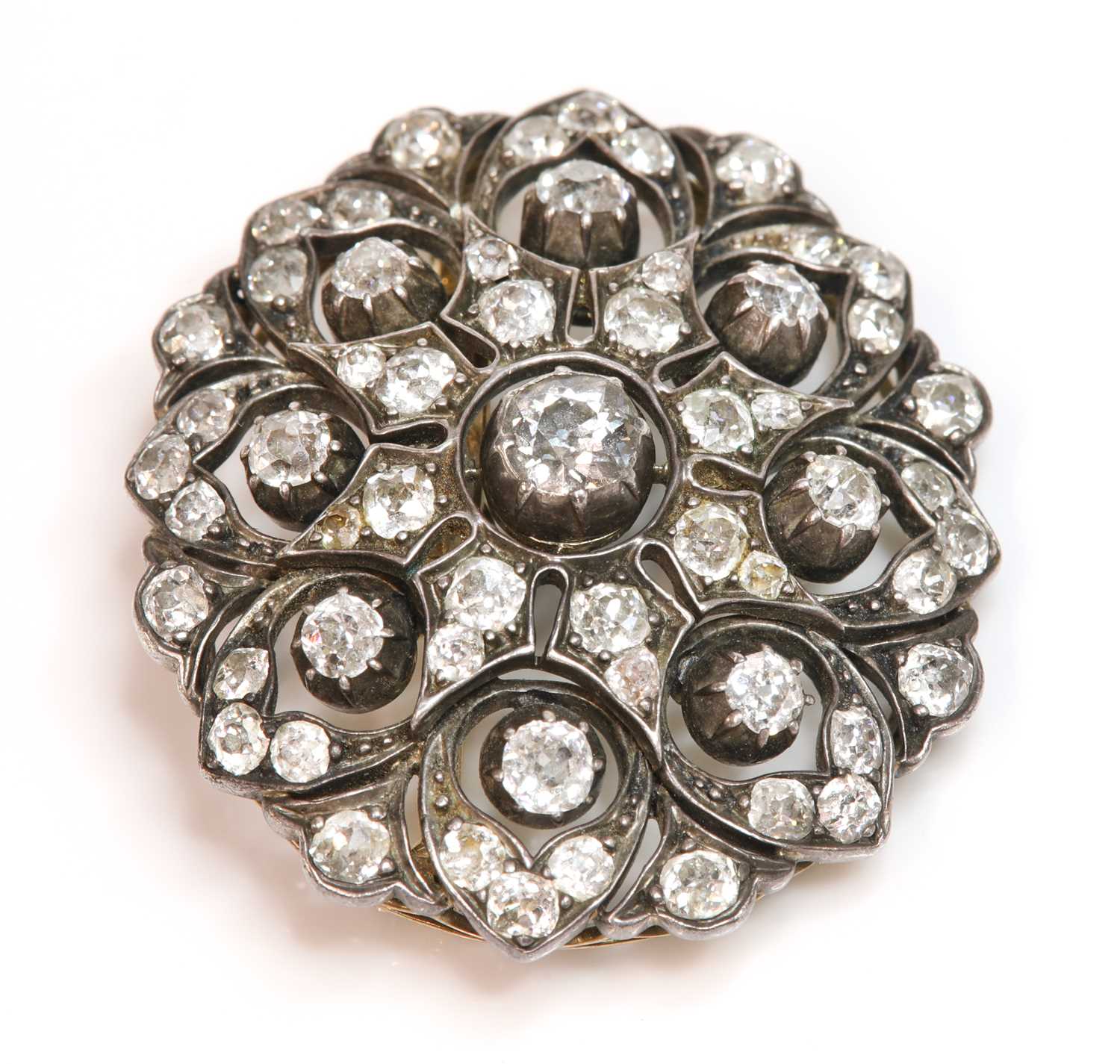 Lot 6 - A Victorian diamond set oval cluster brooch/pendant, c.1880