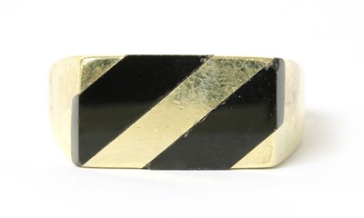 Lot 328 - A 9ct gold onyx ring