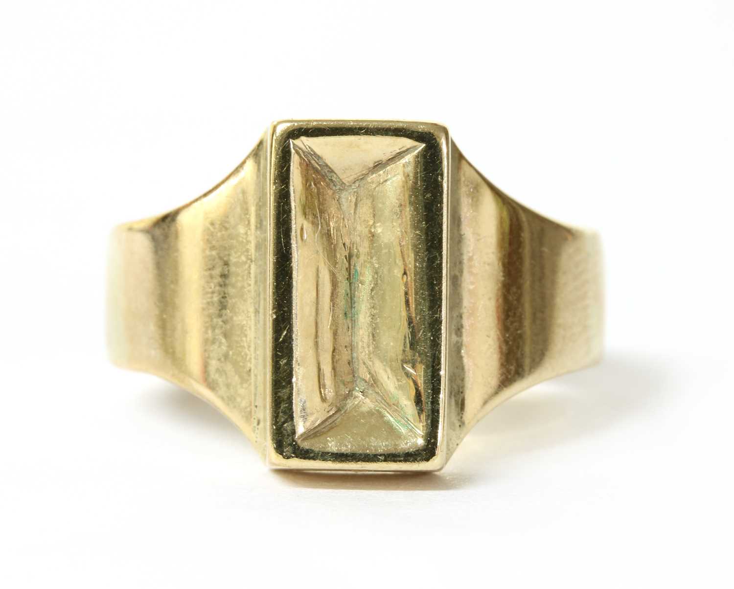 Lot 82 - A 9ct gold ring