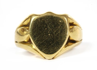 Lot 421 - An 18ct gold signet ring