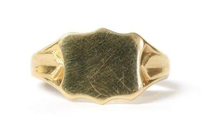 Lot 422 - A 9ct gold signet ring