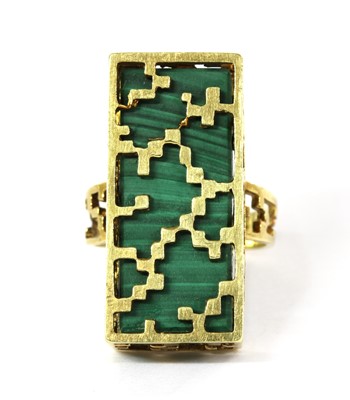 Lot 243 - A gold malachite ring