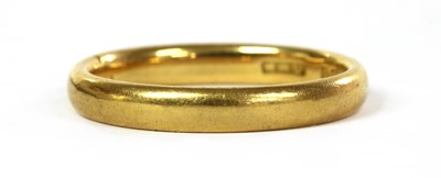 Lot 143 - A 22ct gold light court section wedding ring