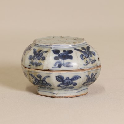 Lot 9 - A Chinese blue and white box