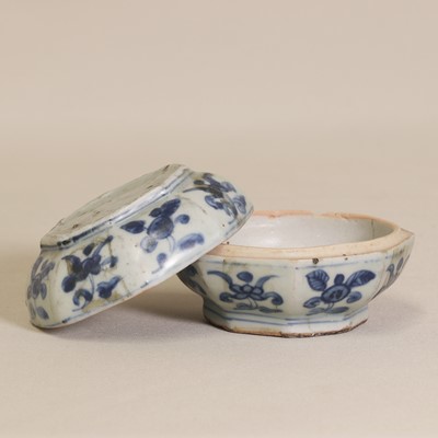 Lot 9 - A Chinese blue and white box